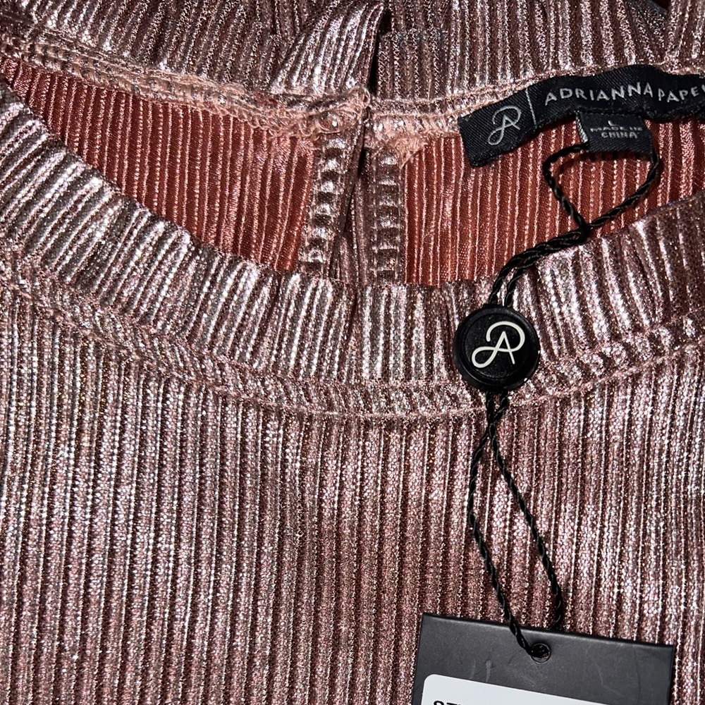 Adrianna Papell Rose Metallic pleated woven cap sleeve TOP  Large (Worn once) - Picture 3 of 6